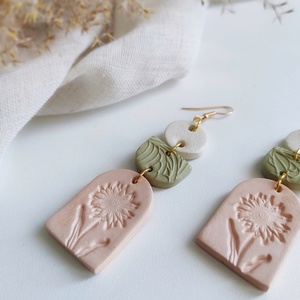 Cercei Soft Bloom handmade din argilă  - bijuterii - cercei - cercei agățați - Artynos.ro