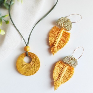 Set Banana Leaf handmade cu cercei si medalion din argila, cu frunze macramé, Bijuterii, Seturi de bijuterii, Sculptura, Impletitura, ARTYNOS