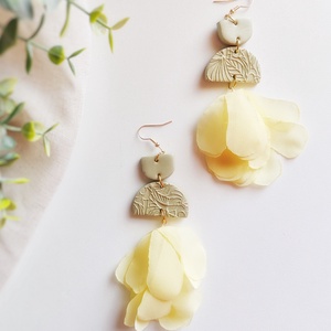 Cercei Boho Bride handmade din argila cu petale din voal  , Bijuterii, Cercei, Cercei cu franjuri, Sculptura, Lucrare cu argila, ARTYNOS