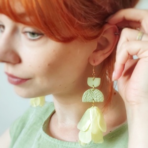 Cercei Boho Bride handmade din argilă cu petale din voal   - bijuterii - cercei - cercei cu franjuri - Artynos.ro