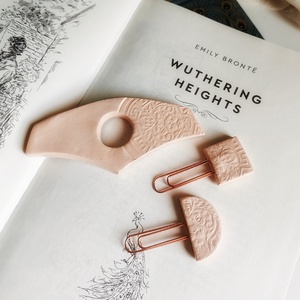 Set cu semn se carte si suport pentru pagini din argila Soft Blush , Carti si creatii cu tematica muzicala, cadouri, Semn de carte, Sculptura, Lucrare cu argila, ARTYNOS
