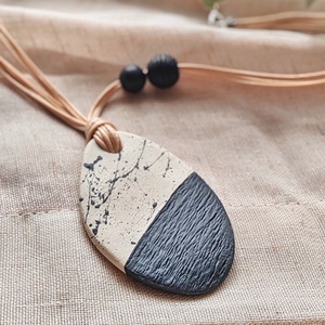 Colier Creponat handmade din argila, Bijuterii, Coliere, Coliere cu pandantive, Sculptura, Lucrare cu argila, ARTYNOS