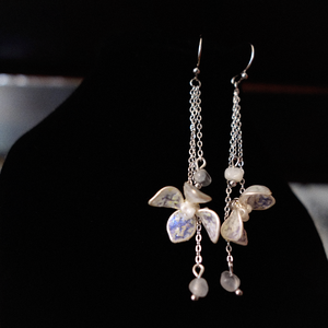 Cercei florali cu Piatra Lunii - bijuterii - cercei - cercei lungi - Artynos.ro