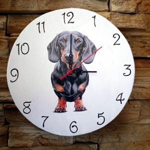 Ceas de perete din lemn cu câine dachshund -  - Artynos.ro