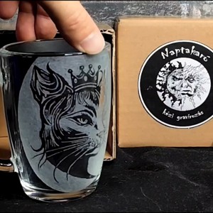 Cană de sticlă cu pisică regină  -  - Artynos.ro