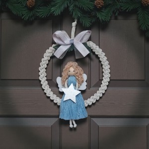 Makramé înger Crăciun decorare ușă - albastru și argint rochie cu stea și arc - crăciun - decorațiuni de crăciun de casă - decorațiuni pentru ușă de crăciun - Artynos.ro