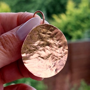 Cercei rotunzi din cupru - bijuterii - cercei hoops - Artynos.ro Cercei rotunzi din cupru - bijuterii - cercei hoops - Artynos.ro