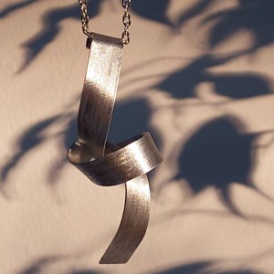 Colier cu design minimalist din aluminiu lucios și ușor -  - Artynos.ro Colier cu design minimalist din aluminiu lucios și ușor -  - Artynos.ro