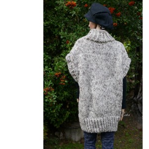 NIKI poncho rustic din lână - vesta cu pulover maxi tricotată manual - îmbrăcăminte și modă - haine damă - hanorace, cardigane - Artynos.ro