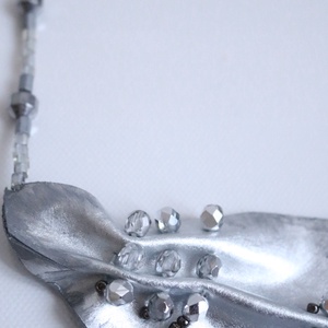 Colier statement argintiu cu mărgele din sticlă și hematit - bijuterii - coliere - coliere din pietre semiprețioase - Artynos.ro