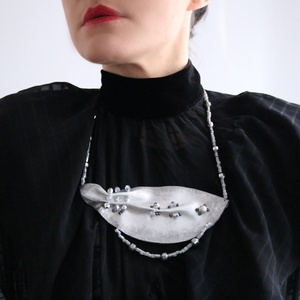 Colier statement argintiu cu margele din sticla si hematit, Bijuterii, Coliere, Coliere din pietre semipretioase, Cusatura, ARTYNOS