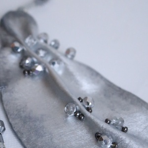 Colier statement argintiu cu mărgele din sticlă și hematit - bijuterii - coliere - coliere din pietre semiprețioase - Artynos.ro