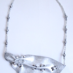 Colier statement argintiu cu mărgele din sticlă și hematit - bijuterii - coliere - coliere din pietre semiprețioase - Artynos.ro