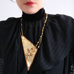 Colier statement auriu, Bijuterii, Coliere, Coliere din margele, Cusatura, ARTYNOS