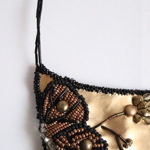 Colier statement auriu cu fluture - bijuterii - coliere - coliere din mărgele - Artynos.ro