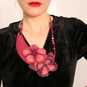 Colier cu fluture si hibiscus , Bijuterii, Coliere, Coliere cu pandative, Cusatura, Pictura, ARTYNOS
