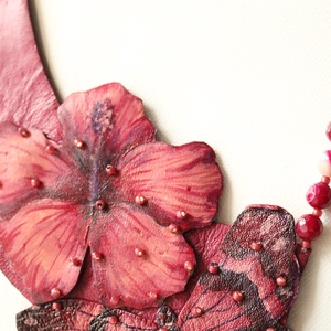 Colier cu fluture și hibiscus  - bijuterii - coliere - coliere cu pandative - Artynos.ro