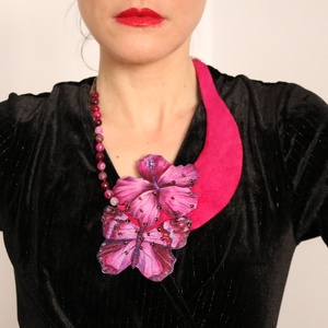 Colier cu fluture si hibiscus , Bijuterii, Coliere, Coliere cu pandative, Cusatura, Pictura, ARTYNOS