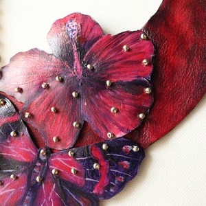 Colier cu fluture și hibiscus  - bijuterii - coliere - coliere din mărgele - Artynos.ro