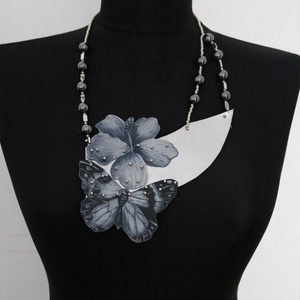 Colier statement argintiu cu fluture si hibiscus - bijuterii - coliere - coliere din pietre semiprețioase - Artynos.ro