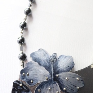 Colier statement argintiu cu fluture si hibiscus - bijuterii - coliere - coliere din pietre semiprețioase - Artynos.ro