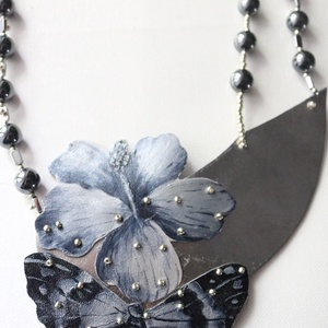 Colier statement argintiu cu fluture si hibiscus - bijuterii - coliere - coliere din pietre semiprețioase - Artynos.ro