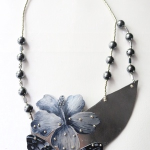 Colier statement argintiu cu fluture si hibiscus, Bijuterii, Coliere, Coliere din pietre semipretioase, Cusatura, O piesa statement in tonuri de argintiu, realizata din piele naturala pictata manual, inspirata de ..., ARTYNOS
