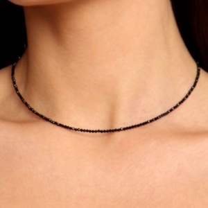 Colier minimalist din spinel negru fatetat - Artynos.ro