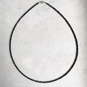 Colier minimalist din spinel negru fatetat - bijuterii - coliere - coliere cu mărgele - Artynos.ro