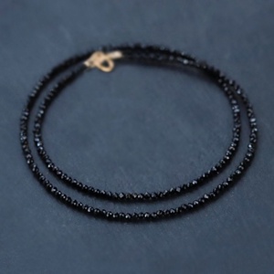 Colier minimalist din spinel negru fatetat si aur filat - Artynos.ro