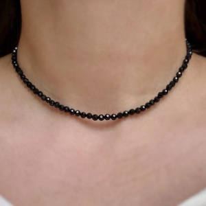 Colier minimalist la baza gatului din turmalina neagra fatetata - Artynos.ro