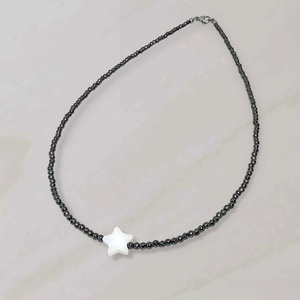 Colier hematit  accesorizat cu steluta din sidef, Bijuterii, Coliere, Coliere cu margele, Altele, Colier din hematit fatetat de 2-2.5 mm accesorizat cu o  steluta din sidef de 9-10 mm
Sistemul de i..., ARTYNOS