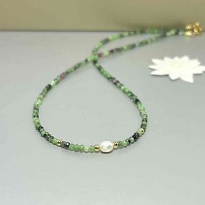 Colier minimalist rubin in zoisit, perla cultura si aur filat 14K - bijuterii - coliere - coliere din mărgele - Artynos.ro