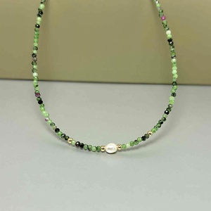 Colier minimalist rubin in zoisit, perla cultura si aur filat 14K - Artynos.ro