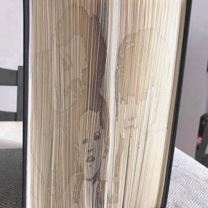 Sculptură de carte portret cu 3 fețe bazată pe o fotografie unică - casă & stil de viață - accesorii pentru decorat casa - decorațiuni de masă și decorațiuni pentru rafturi  - sculptură de carte, carte pliată - Artynos.ro