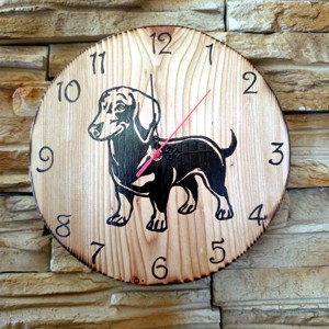 Ceas de perete mare din lemn cu câine dachshund -  - Artynos.ro