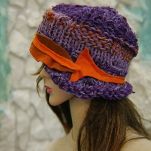 CLOCHE-ART - pălărie extravagantă tricotată manual / violet-portocaliu - îmbrăcăminte și modă - eșarfe, pălării, fularuri - căciulă - Artynos.ro