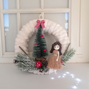 Decorațiuni de Crăciun pentru ușă / ciocănitoare cu păpușă macramé - coroană roșie, albă și verde cu păpușă - crăciun - decorațiuni de crăciun de casă - decorațiuni pentru ușă de crăciun - Artynos.ro
