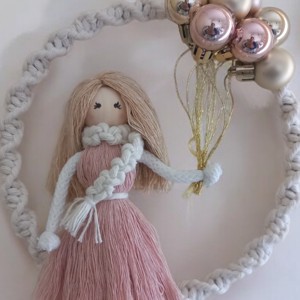 Decorare ușă de iarnă, păpușă macramé cu bile -  - Artynos.ro