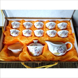 Set special de ceai chinezesc mic, intr-o cutie de bambus, Casa & Stil de viata, Echipamente de bucatarie, Accesorii de servire, Cani, Ceramica, Set dragut de ceai chinezesc din portelan. Canile si toate piesele sunt decorate cu baietei jucausi..., ARTYNOS