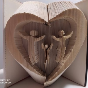 Family at heart carte sculptura, Casa & Stil de viata, Accesorii pentru decorat casa, Decoratiuni de masa si decoratiuni pentru rafturi , Sculptura de carte, carte pliata, , ARTYNOS