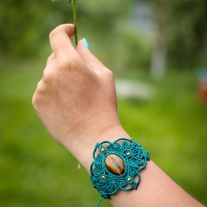 Bratara micromacrame boho cu Ochi de Tigru - Beyond being - Artynos.ro