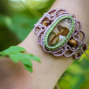 Brățară micromacrame boho cu cabochon din rășină epoxidică- �Deep forest - bijuterii - brățări - brățări din pietre semiprețioase - Artynos.ro