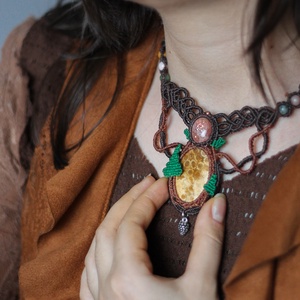 Colier micromacrame boho cu Coral fosil si Piatra Soarelui - �Coniferae silvae  - Artynos.ro