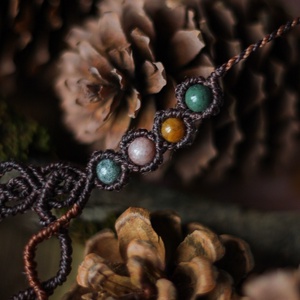 Colier micromacrame boho cu Coral fosil și Piatra Soarelui - �Coniferae silvae  - bijuterii - coliere - coliere din pietre semiprețioase - Artynos.ro
