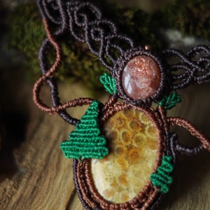 Colier micromacrame boho cu Coral fosil și Piatra Soarelui - �Coniferae silvae  - bijuterii - coliere - coliere din pietre semiprețioase - Artynos.ro