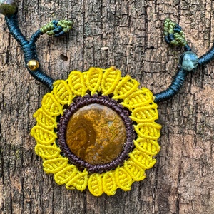Colier micromacrame boho cu floarea soarelui �Sweet sunflower - bijuterii - coliere - coliere din pietre semiprețioase - Artynos.ro