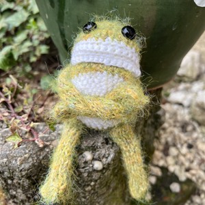 Broasca care așteaptă primăvara � Figurină unică, tricotată manual (14 cm) - accessorii și unelte - accesorii decorative - figurine - Artynos.ro