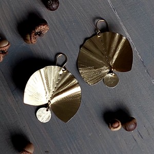 Cercei cu evantai din alamă specială - bijuterii - cercei lungi - Artynos.ro Cercei cu evantai din alamă specială - bijuterii - cercei lungi - Artynos.ro