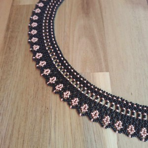 Zgardă Carpathian pearl (negru-roz pudră) - bijuterii - coliere - guler din perle - Artynos.ro
